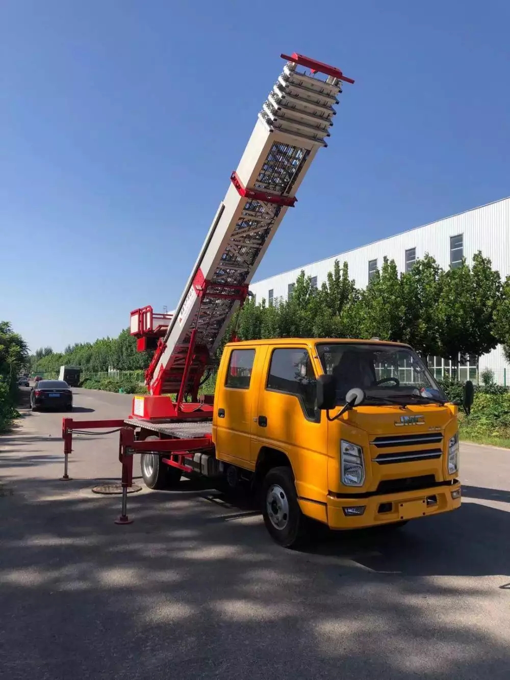 赣州赣县附近的云梯车出租服务：轻松解决高空作业需求